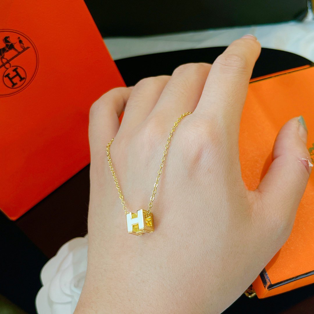 Mysitc H WHITE SQUARE GOLD NECKLACE