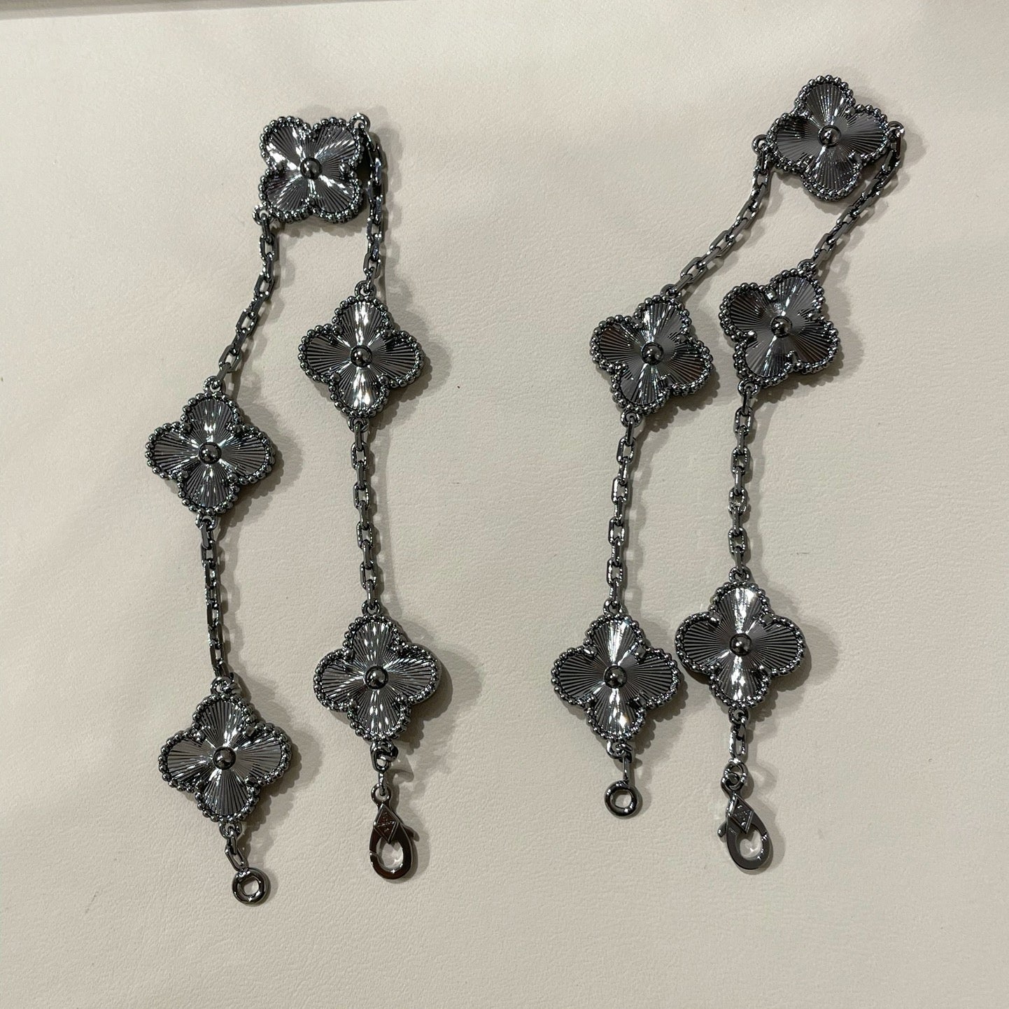 [Mysitc ]New CLOVER 5 MOTIF BLACK BRACELET