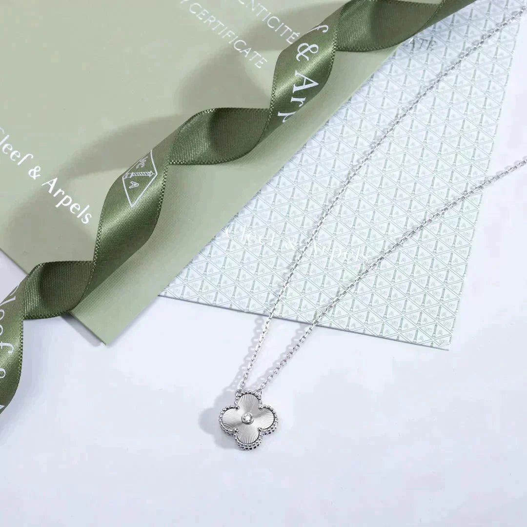 Mysitc CLOVER  15MM DIAMOND LASER NECKLACE SILVER