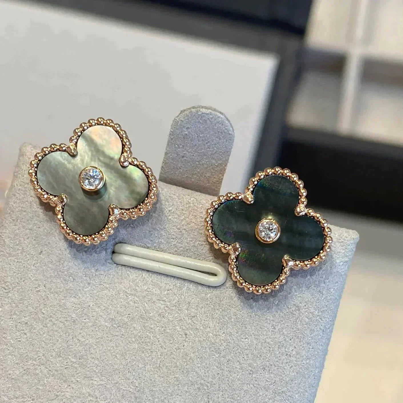Mysitc CLOVER MEDIUM 1 MOTIFS GRAY MOP  DIAMOND EARRINGS