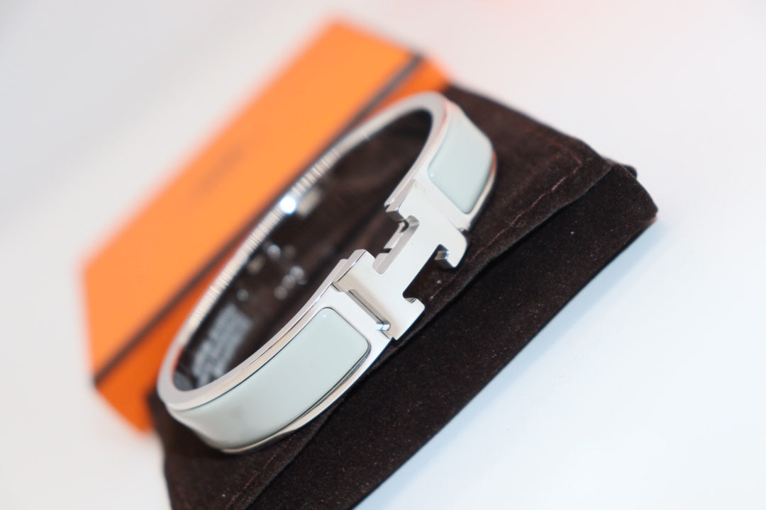 Mysitc H LIGHT BLUE BRACELET
