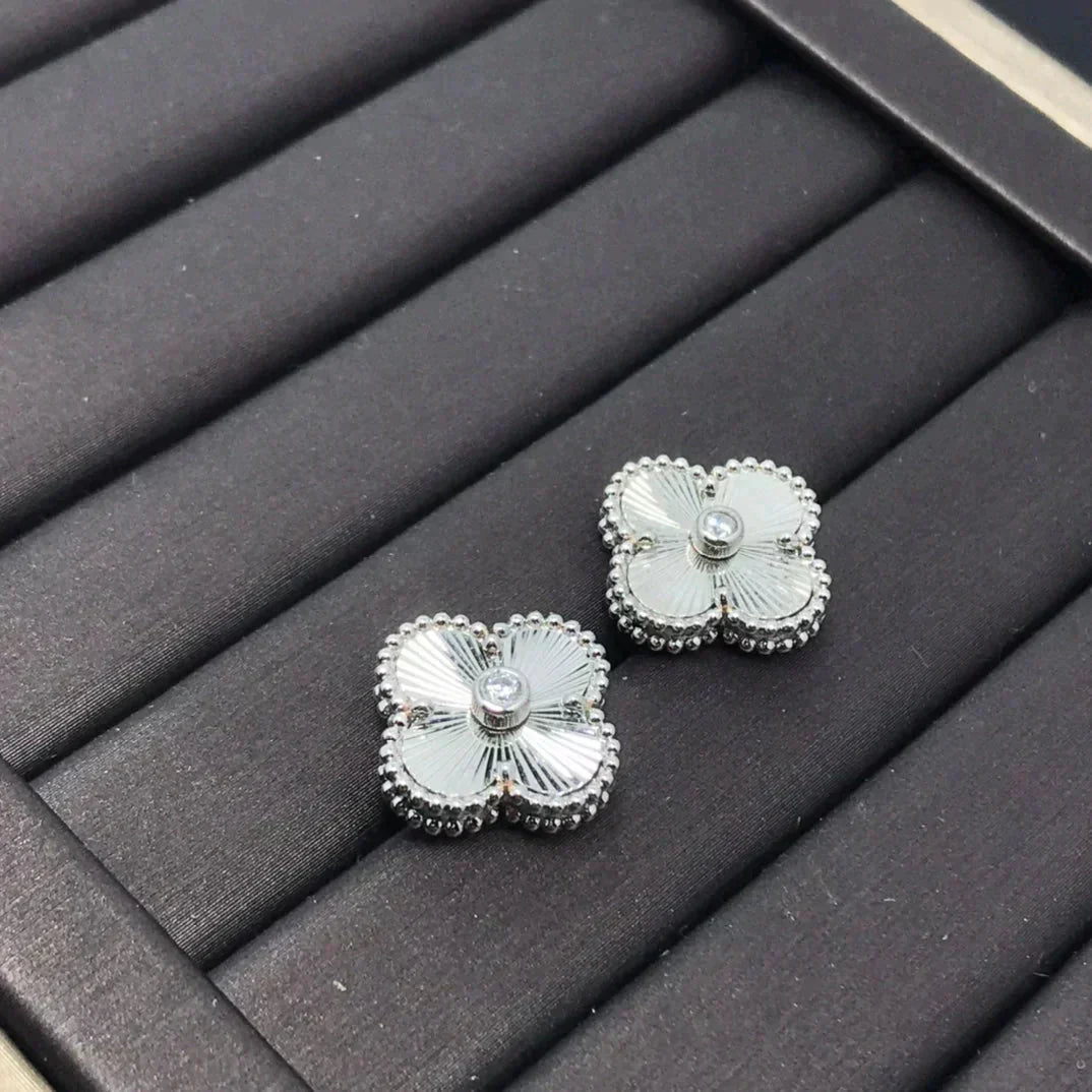 Mysitc CLOVER MINI 9.5MM LASER EARRINGS