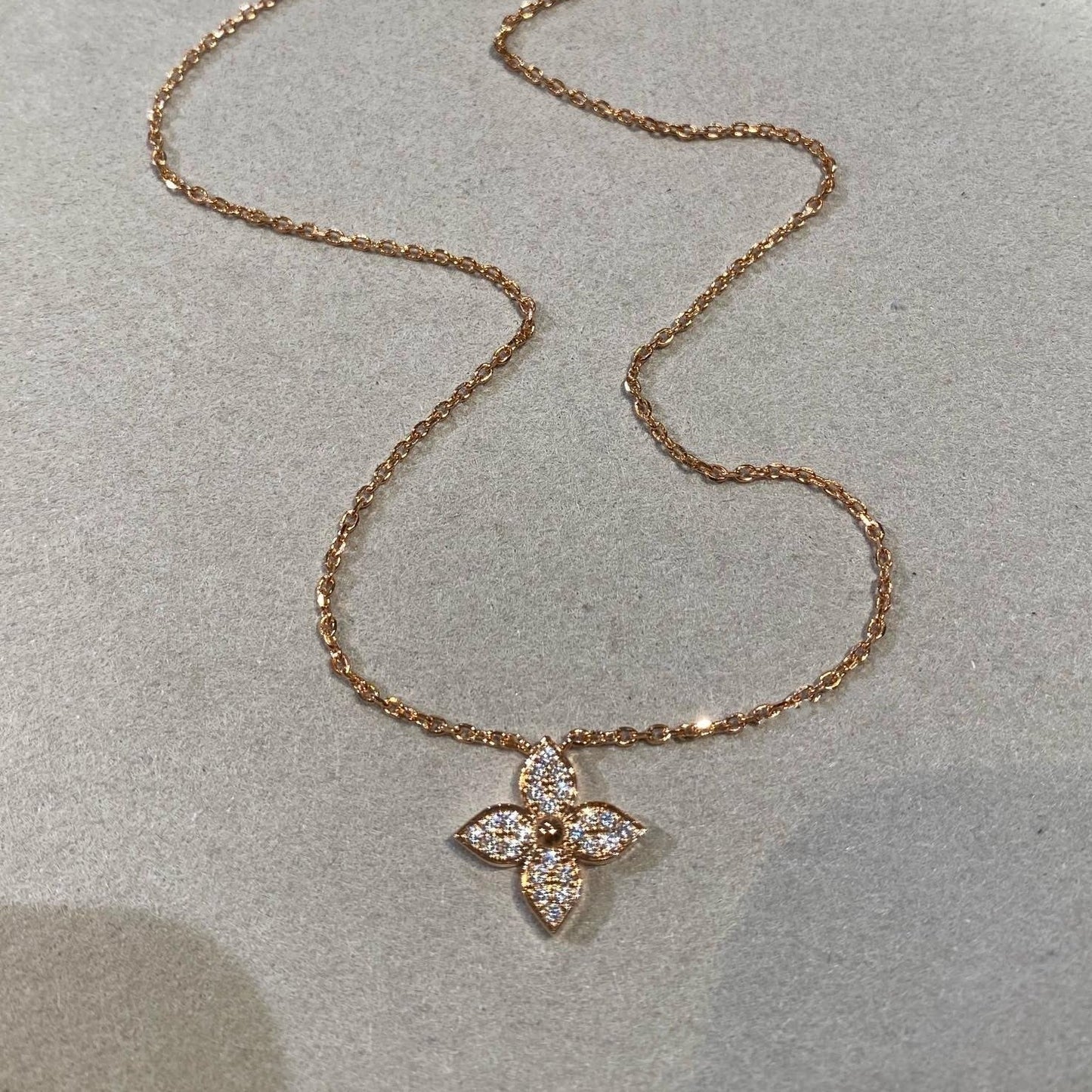Mysitc STAR DIAMOND NECKALCE