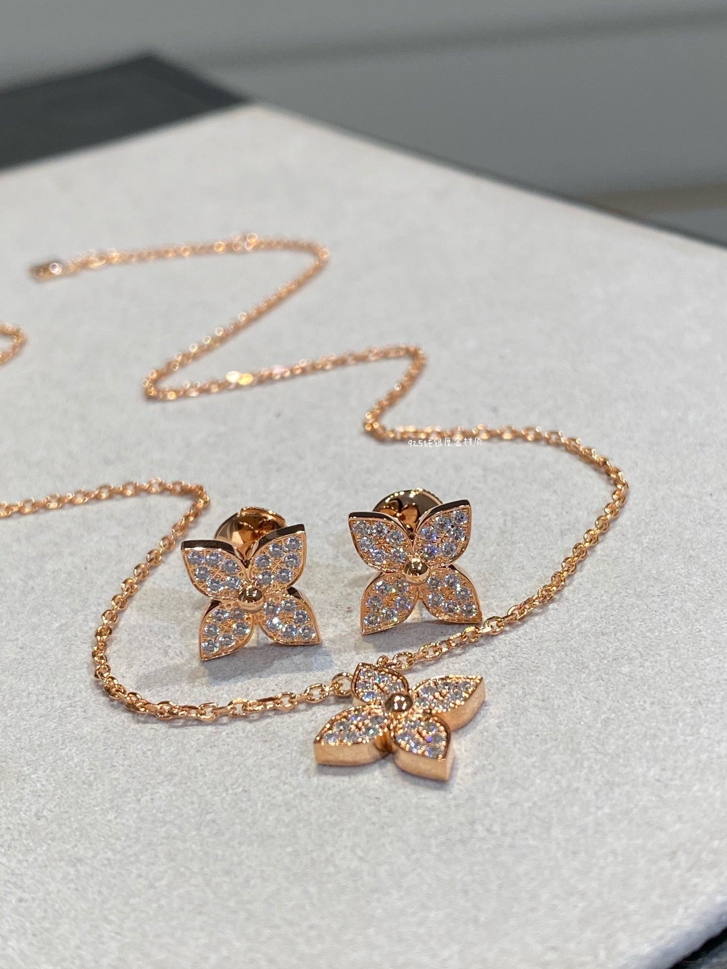 Mysitc STAR DIAMOND NECKALCE