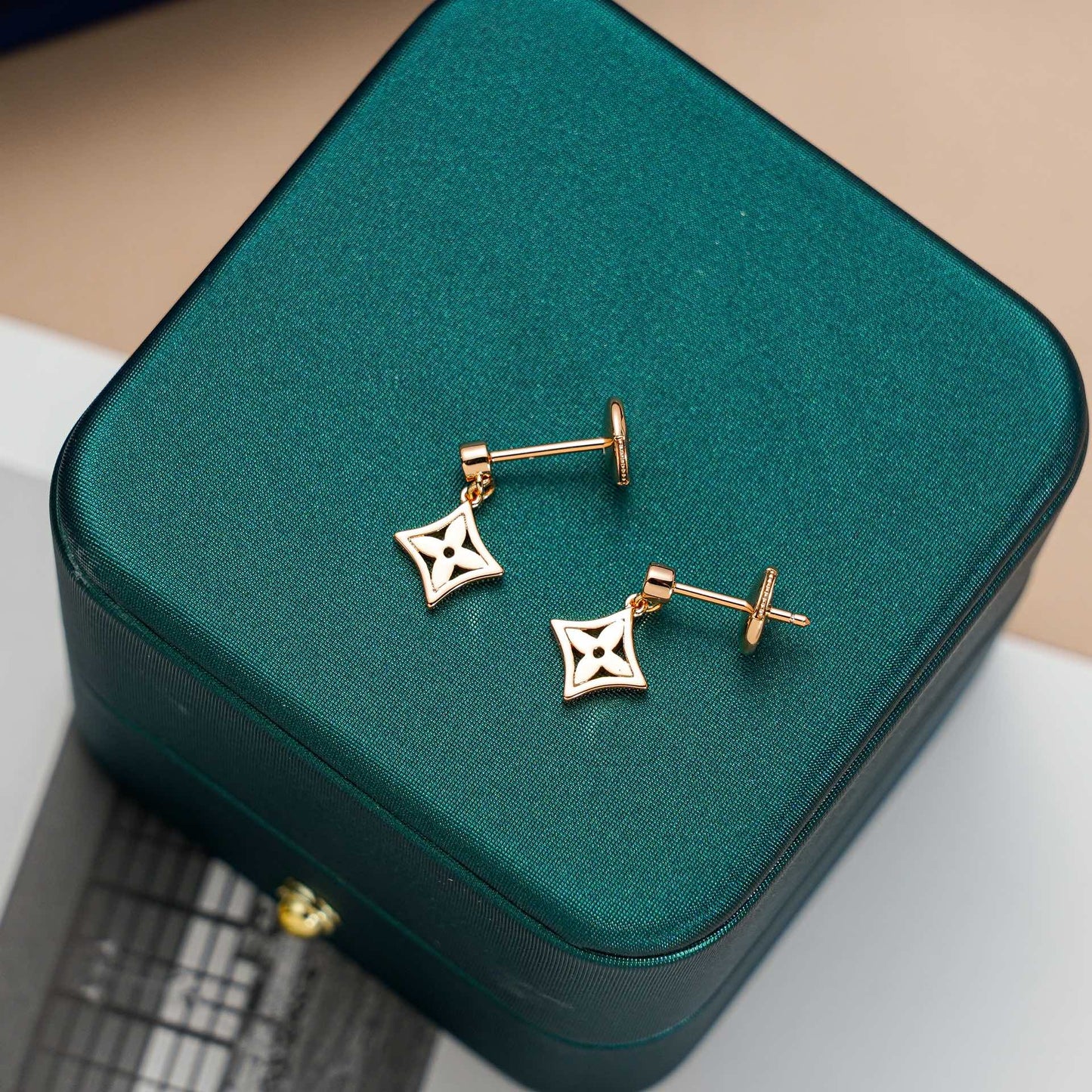 Mysitc STAR EARRINGS GOLD