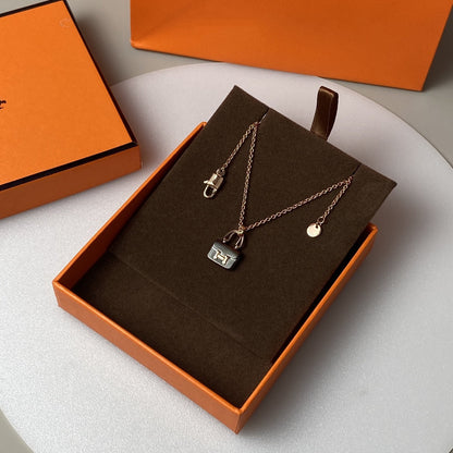 Mysitc CONSTANCE BLACK PEDANT PINK GOLD NECKLACE