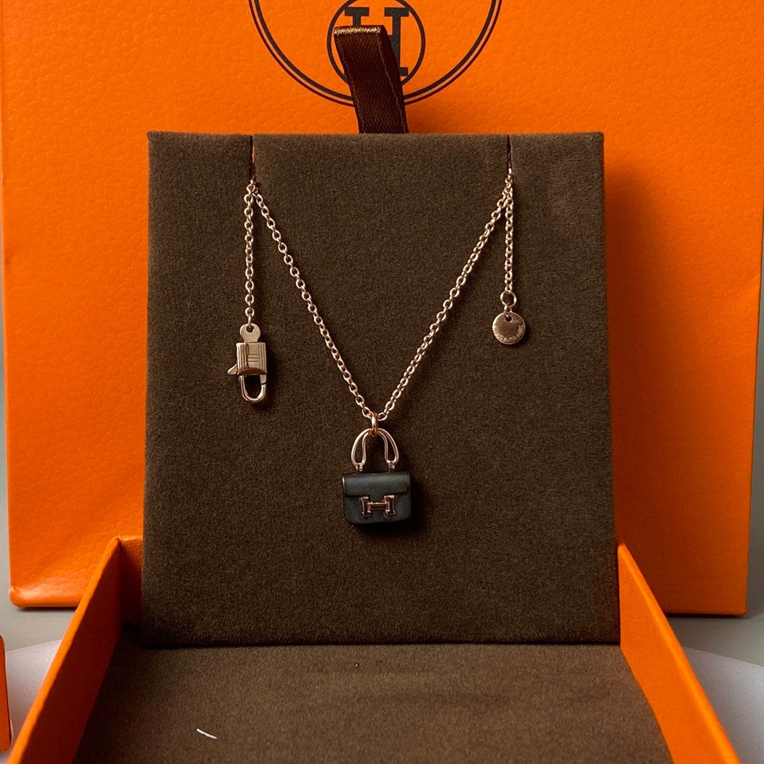 Mysitc CONSTANCE BLACK PEDANT PINK GOLD NECKLACE