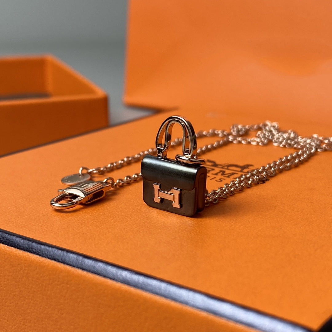 Mysitc CONSTANCE BLACK PEDANT PINK GOLD NECKLACE