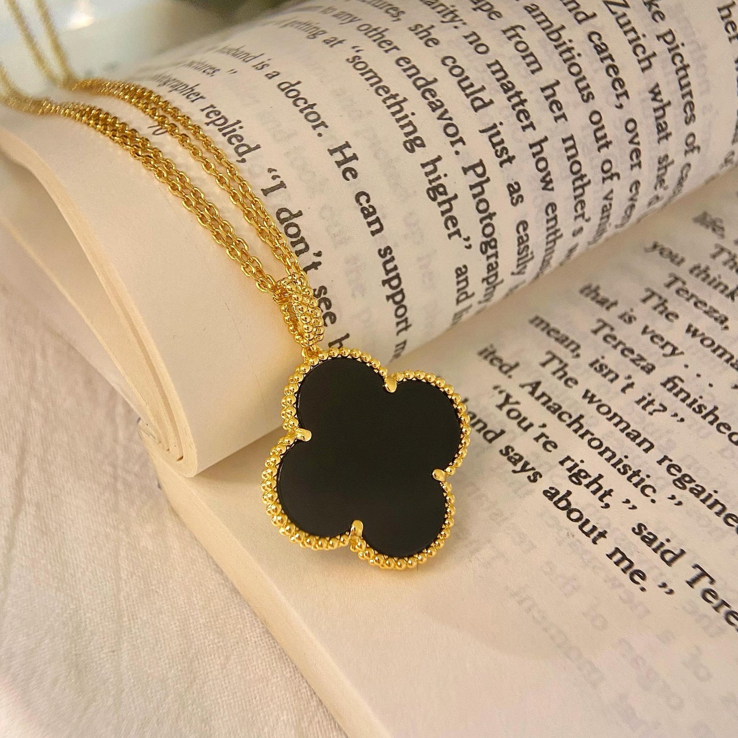 Mysitc CLOVER 25MM NECKLACE GOLD ONYX