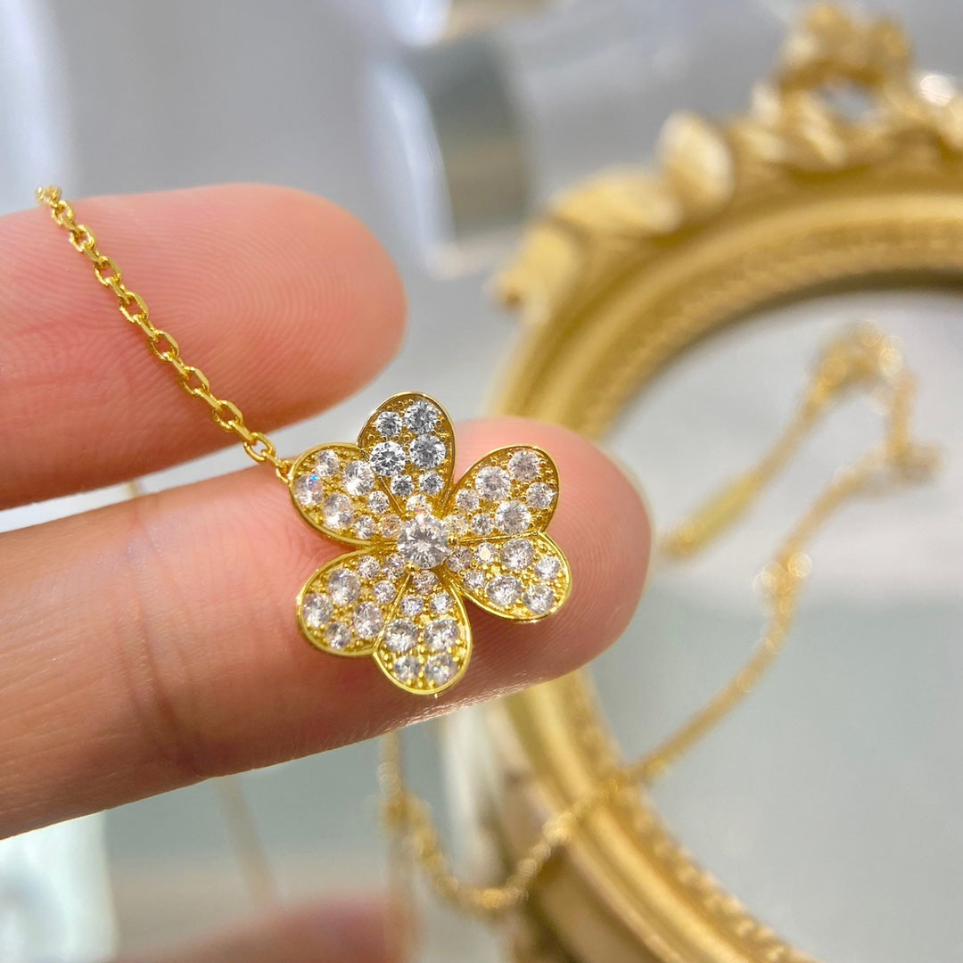 Mysitc FLOWER DIAMOND NECKLACE