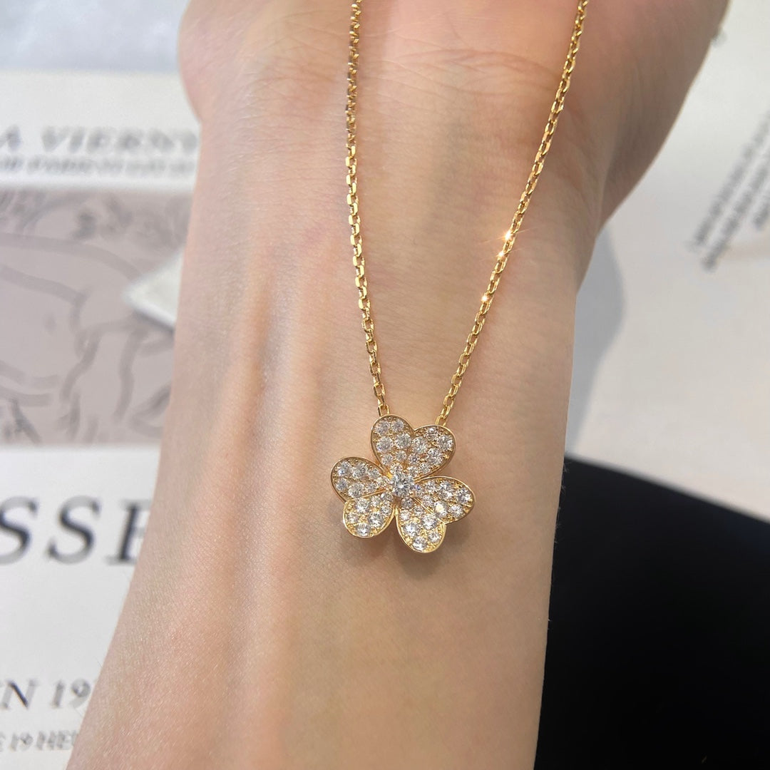Mysitc FLOWER DIAMOND NECKLACE