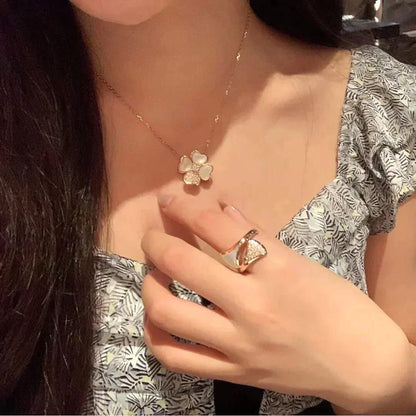 Mysitc CLOVER MOP DIAMOND ROSE GOLD NECKLACE