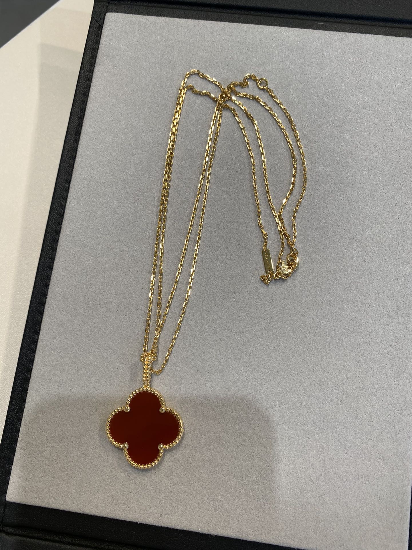 Mysitc CLOVER 25MM NECKLACE GOLD CARNELIAN