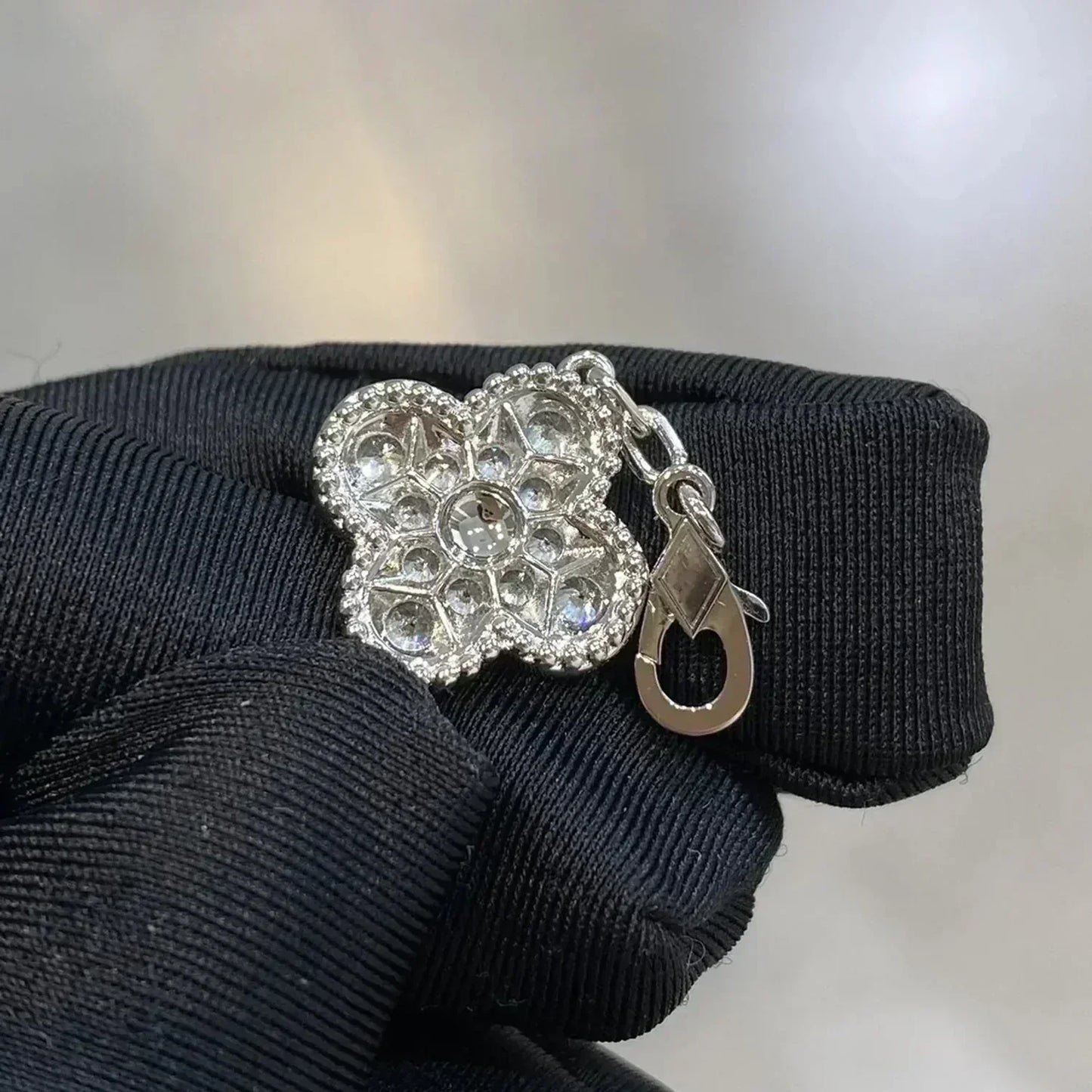 [Mysitc ] New  CLOVER 5 MOTIF FULL DIAMOND BRACELET COLLECTION