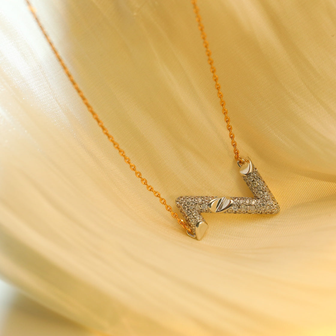 Mysitc VOLT SILVER DIAMOND PEDANT NECKLACE