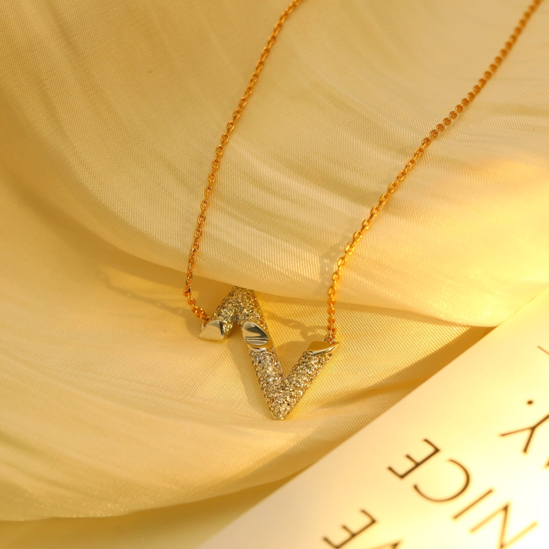 Mysitc VOLT SILVER DIAMOND PEDANT NECKLACE