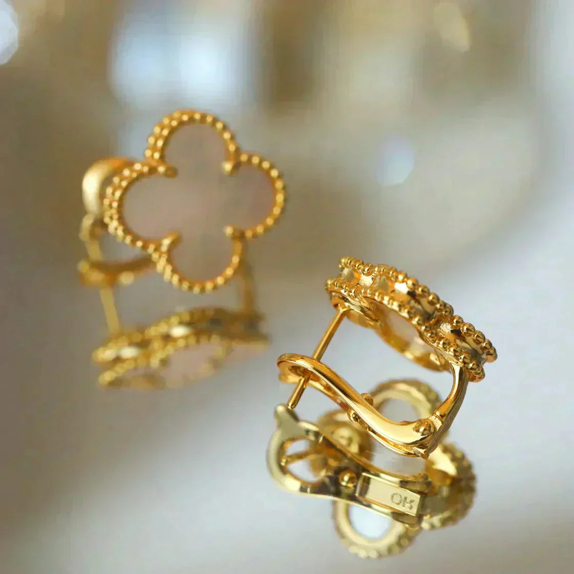 Mysitc CLOVER MEDIUM 1 MOTIFS  WHITE MOP STUD EARRINGS