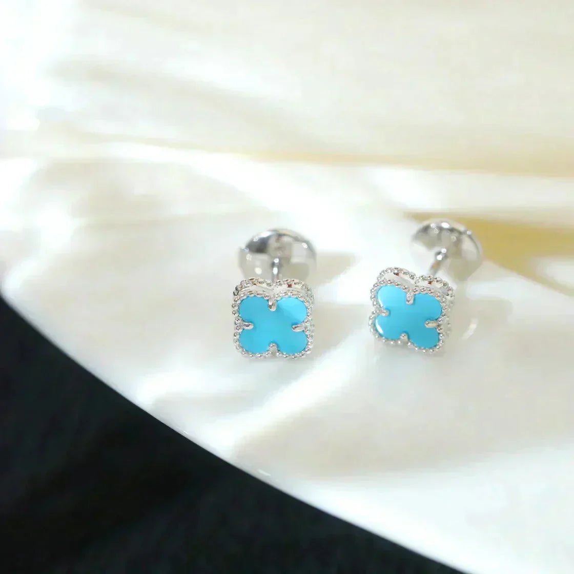 Mysitc CLOVER MINI 9.5MM ONYX STUD EARRINGS SILVER