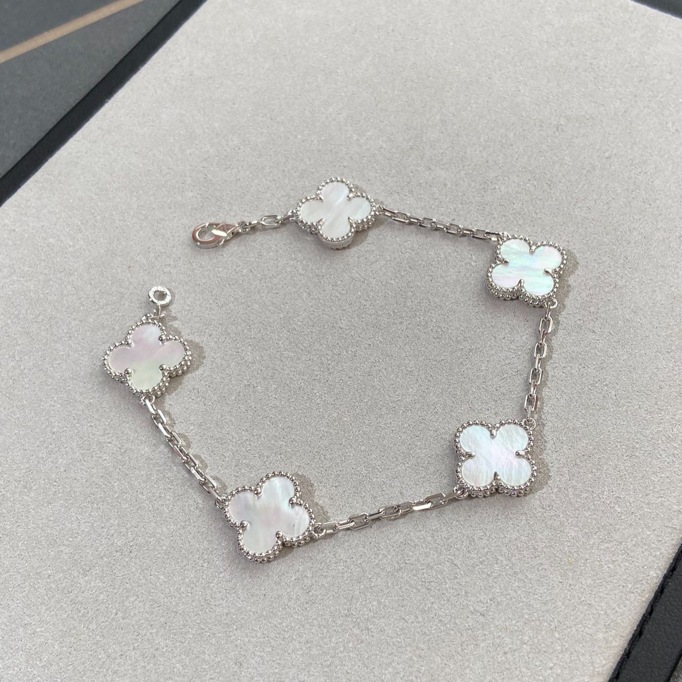 [Mysitc ]New CLOVER WHITE PEARL MOP 5 MOTIF BRACELET COLLECTION
