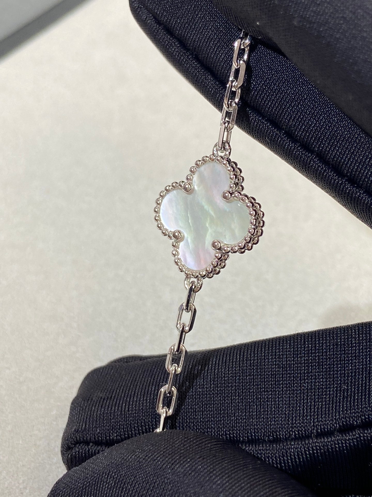 [Mysitc ]New CLOVER WHITE PEARL MOP 5 MOTIF BRACELET COLLECTION
