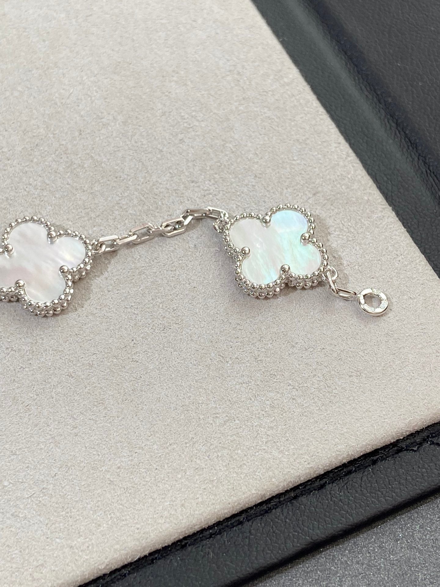 [Mysitc ]New CLOVER WHITE PEARL MOP 5 MOTIF BRACELET COLLECTION
