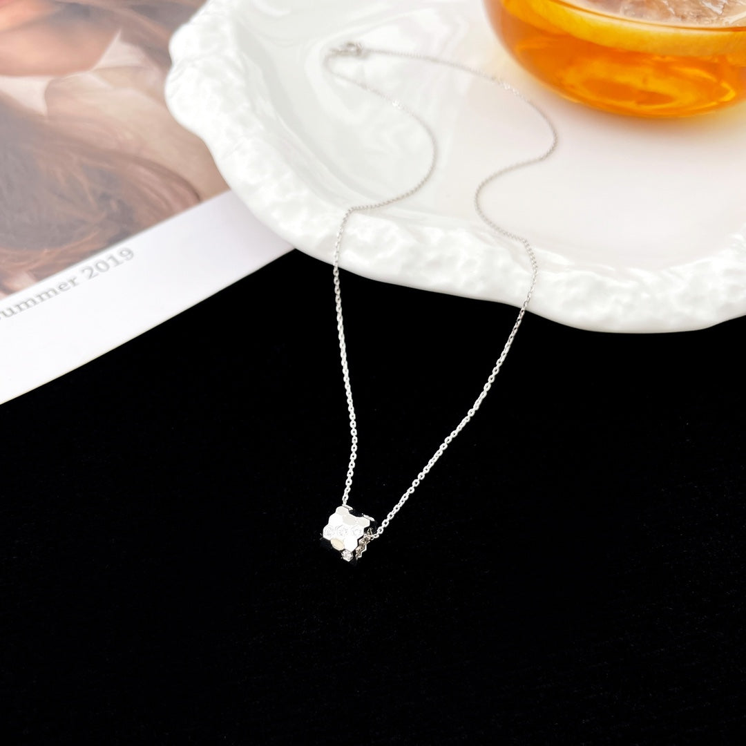 Mysitc BEE MINI PEDANT DIAMOND NECKLACE