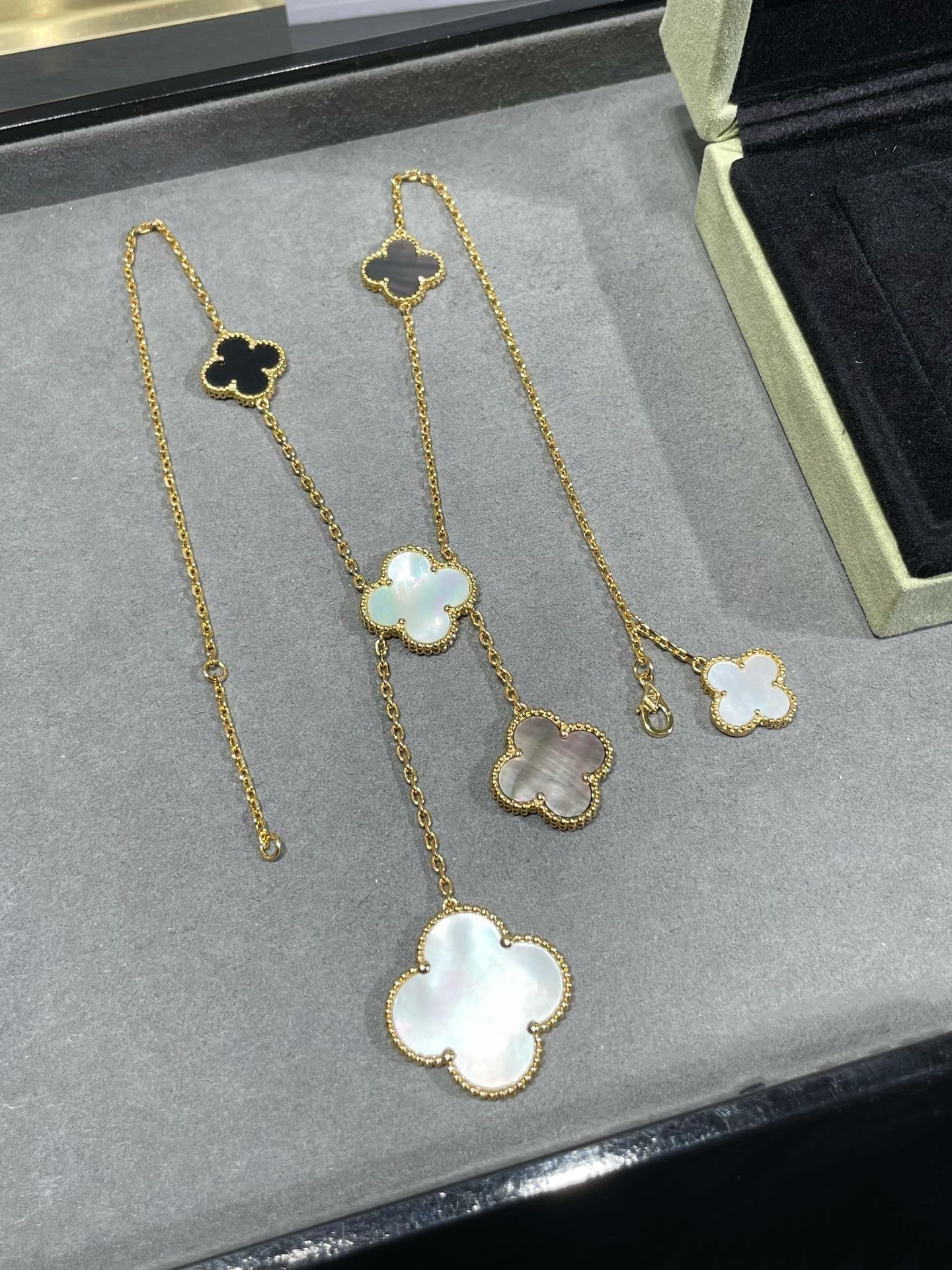 Mysitc CLOVER 6 MOTIF MOP ONYX GOLD NECKLACE