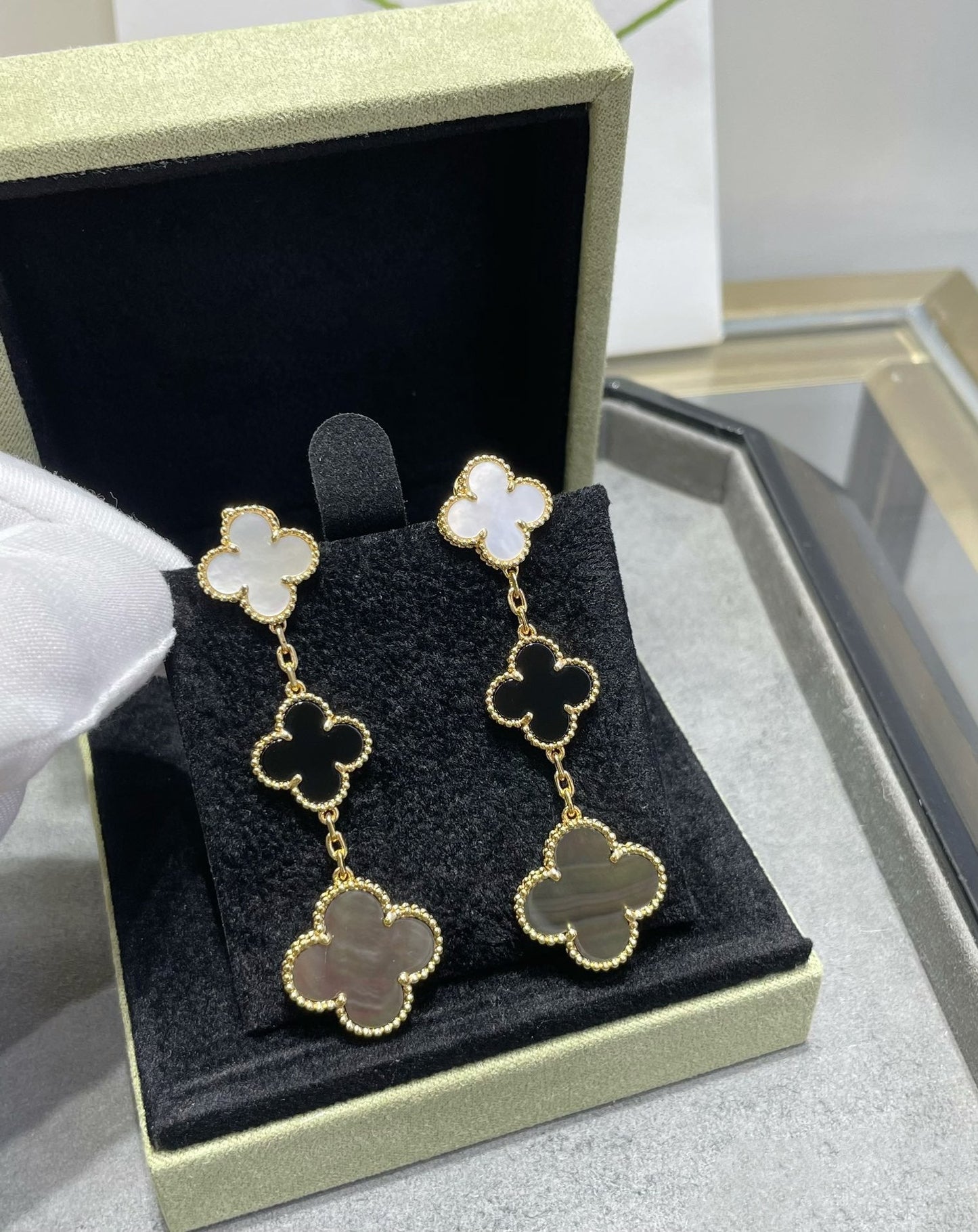 Mysitc CLOVER 3 MOTIF MOP ONYX DARK MOP PINK GOLD EARRINGS