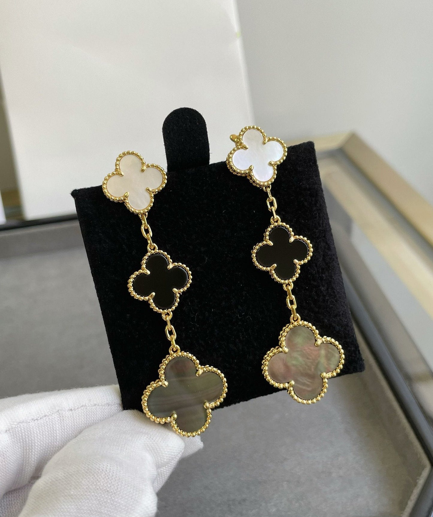 Mysitc CLOVER 3 MOTIF MOP ONYX DARK MOP PINK GOLD EARRINGS