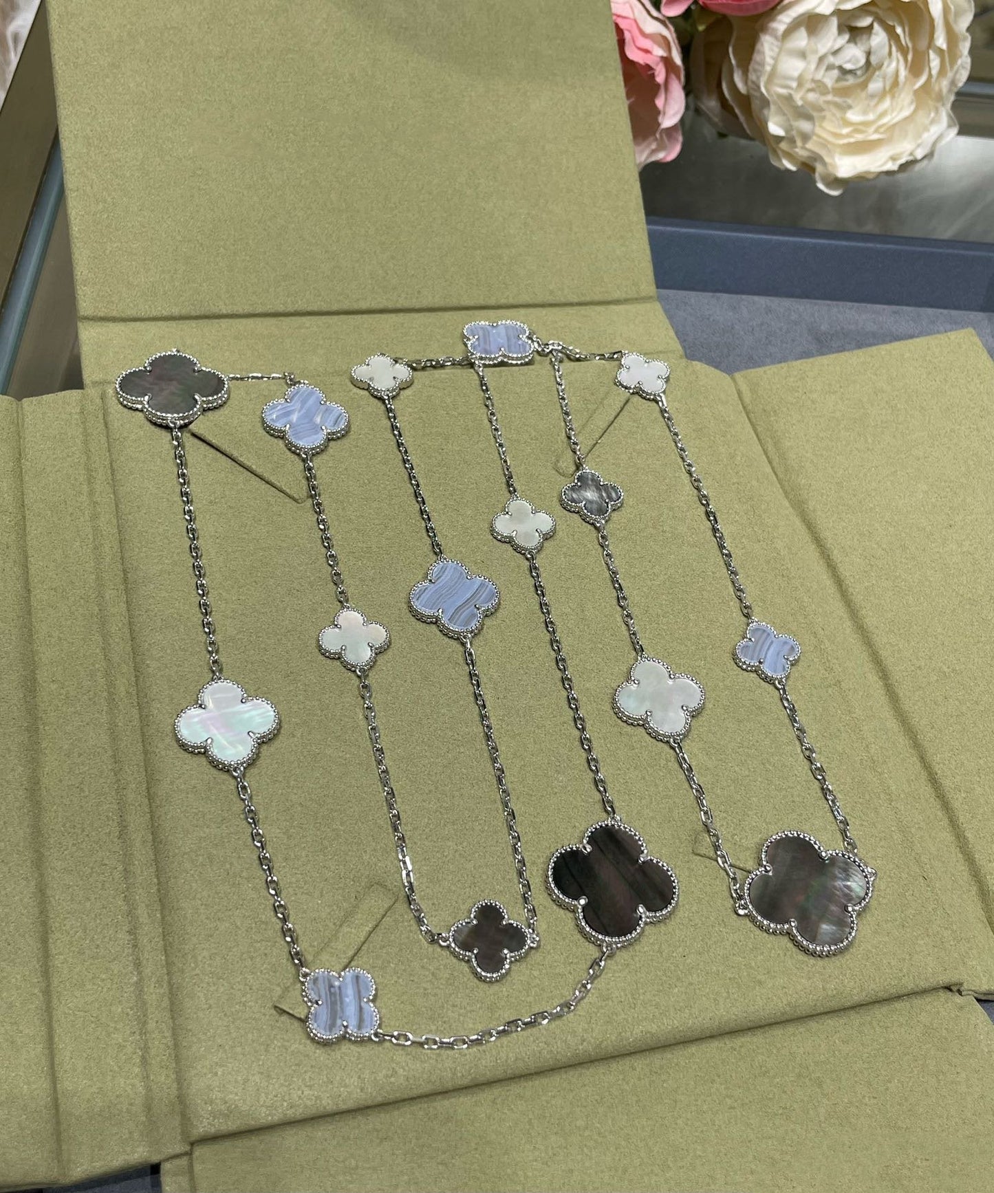 Mysitc CLOVER 16 MOTIF CHALCEDONY MOP SILVER NECKLACE