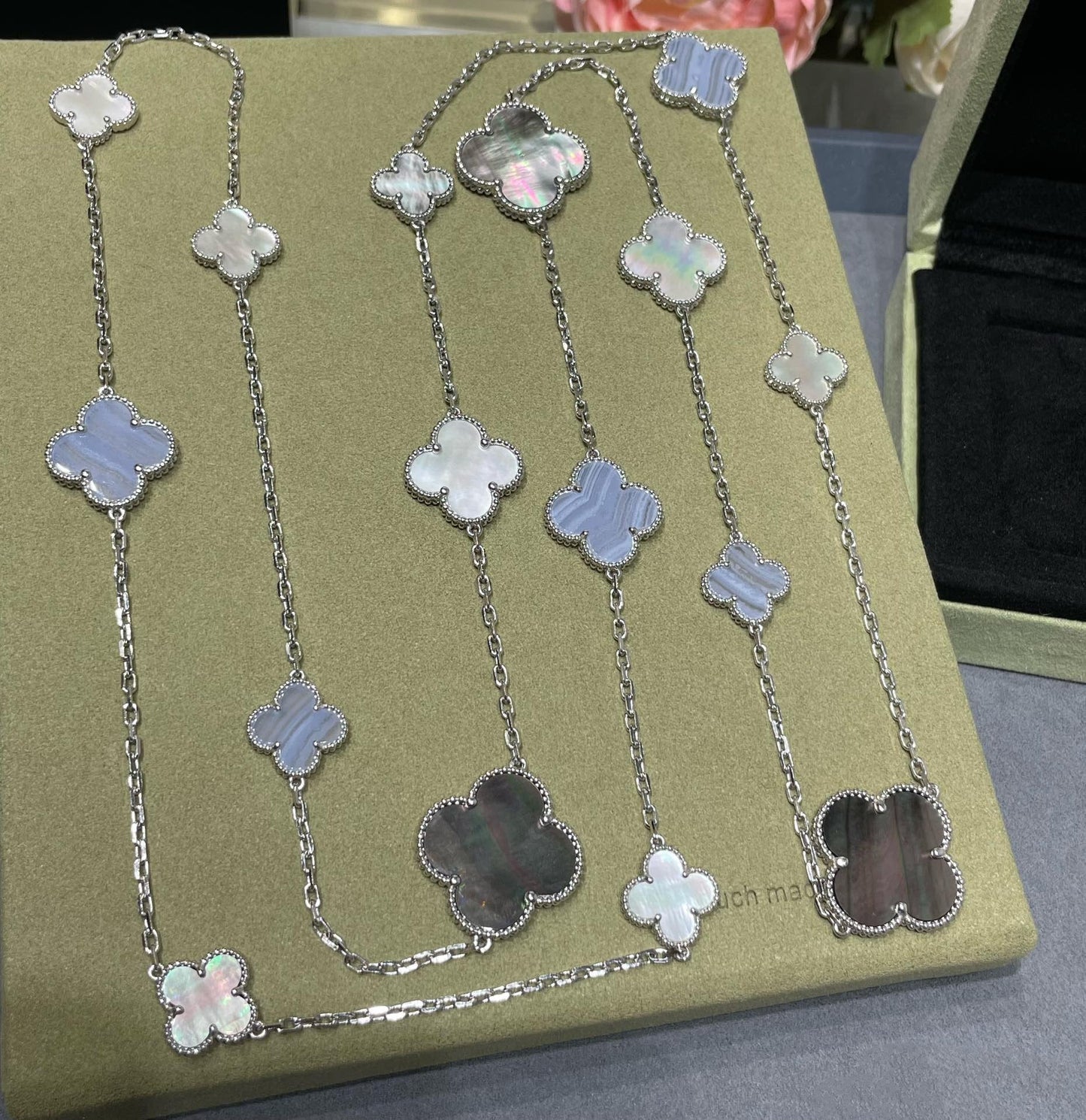 Mysitc CLOVER 16 MOTIF CHALCEDONY MOP SILVER NECKLACE
