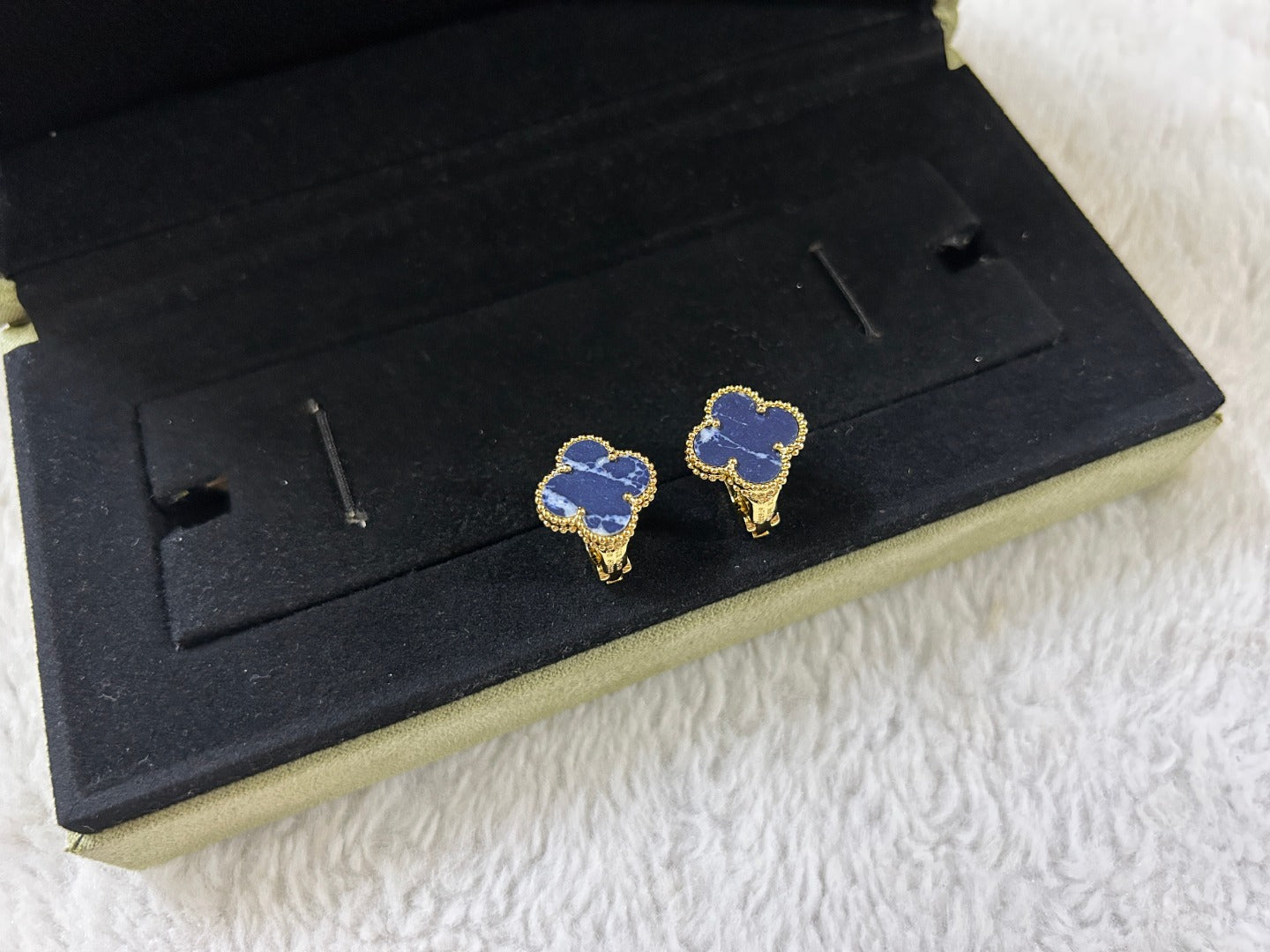 Mysitc CLOVER PIETERSITE MEDIUM STUD EARRINGS