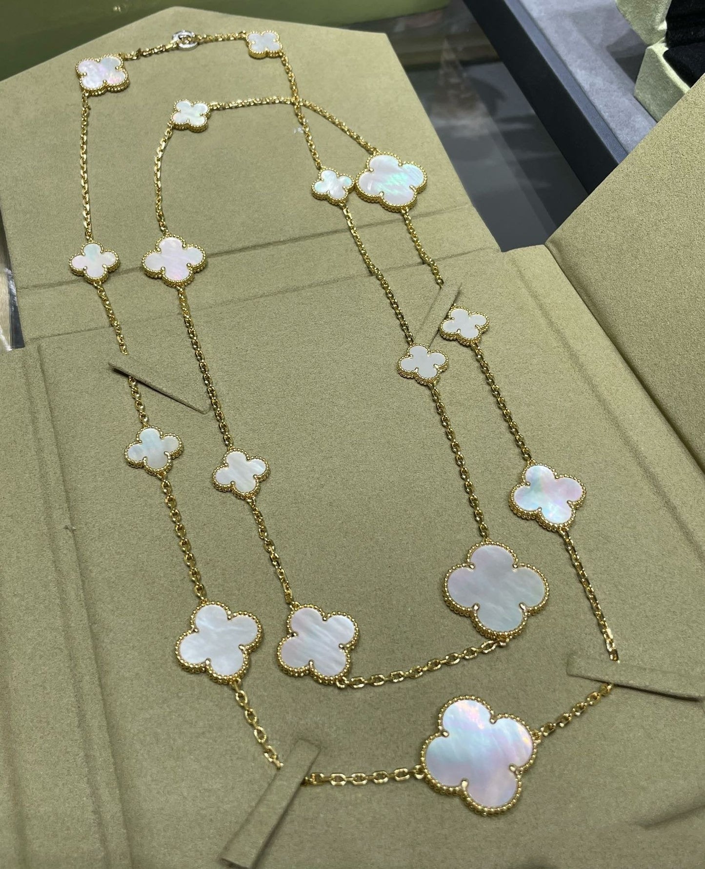 Mysitc CLOVER 16 MOTIF WHITE MOP GOLD NECKLACE