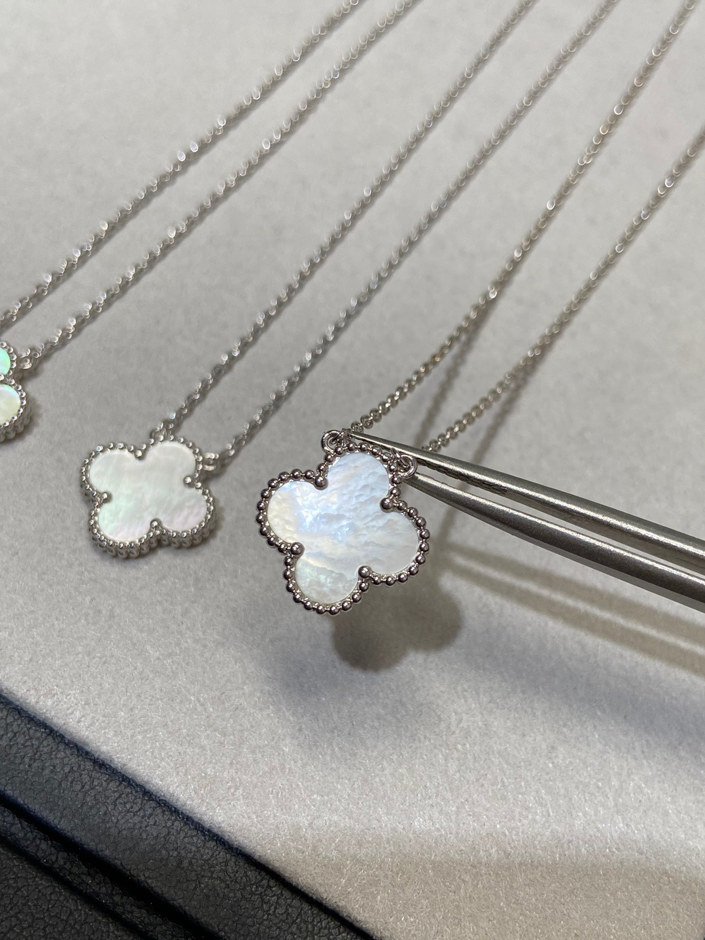 Mysitc CLOVER MEDIUM SILVER WHITE MOP NECKLACE