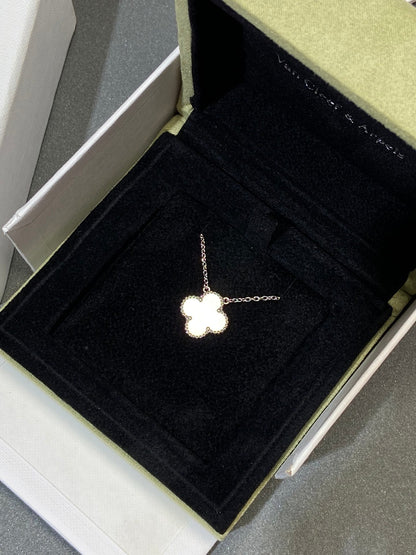 Mysitc CLOVER MEDIUM SILVER WHITE MOP NECKLACE