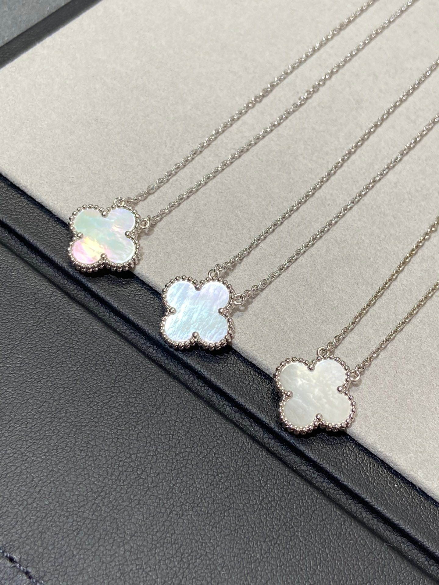 Mysitc CLOVER MEDIUM SILVER WHITE MOP NECKLACE