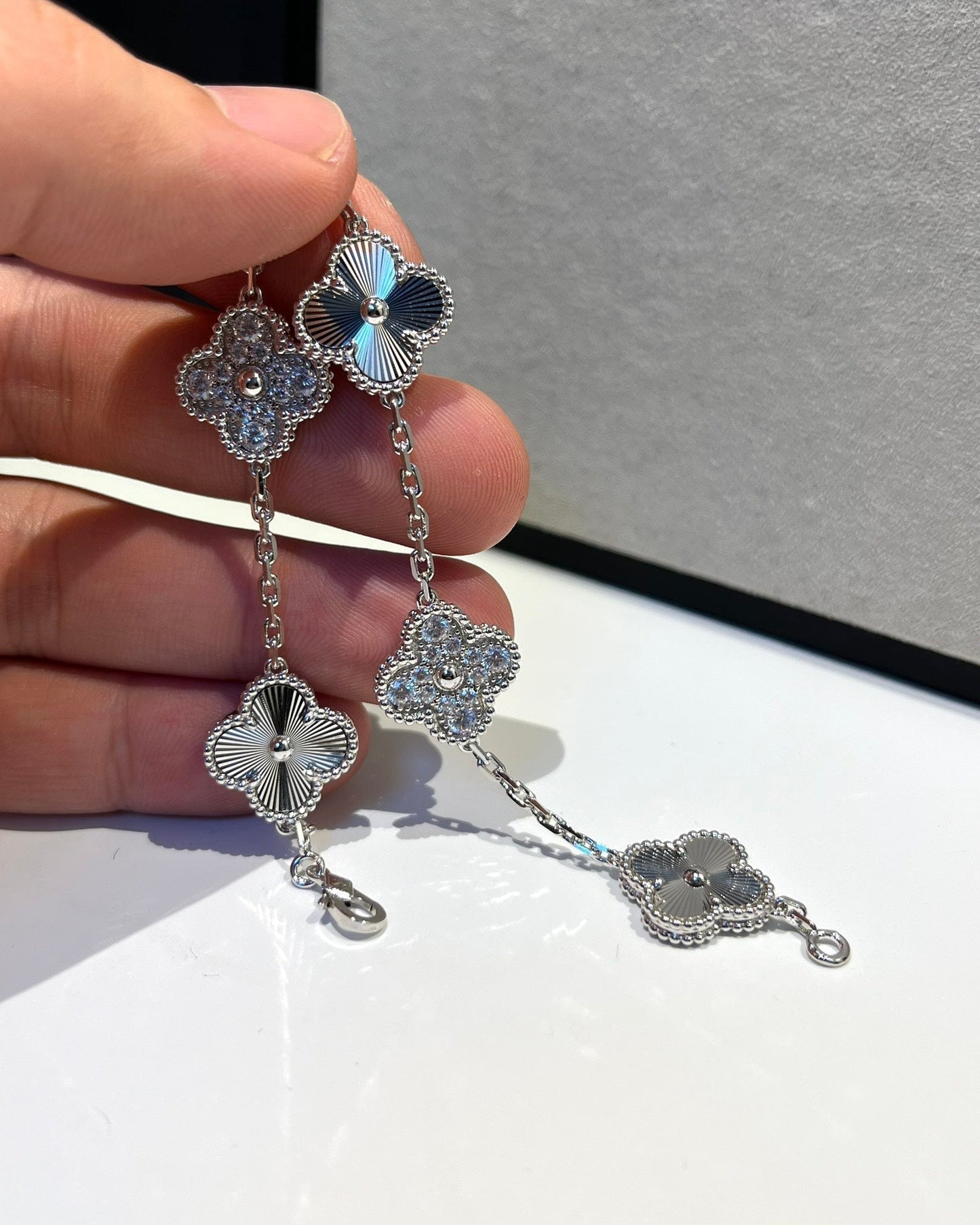 [Mysitc ]New  CLOVER 5 MOTIF LASER BRACELET COLLECTION