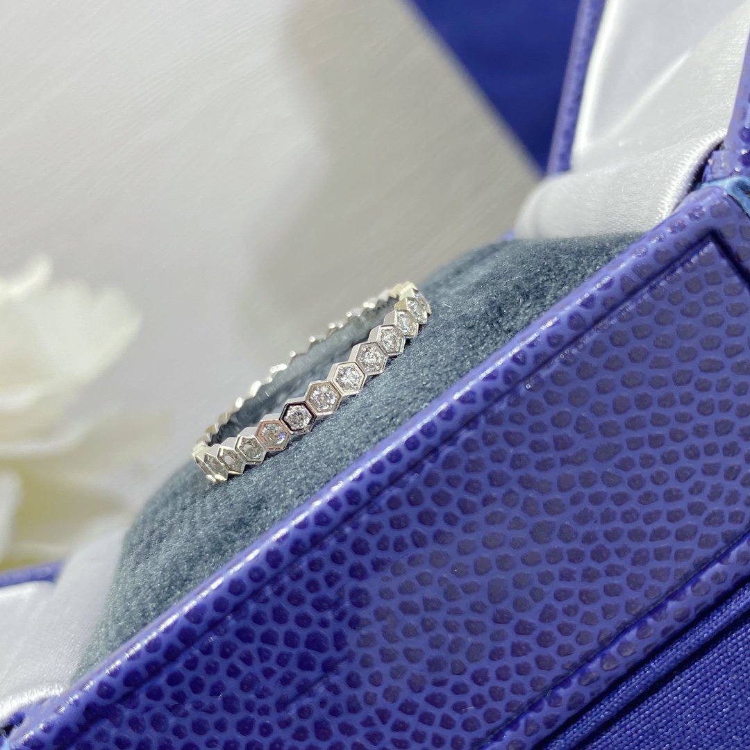 Mysitc BEE LOVE DIAMOND PAVED SMALL RING