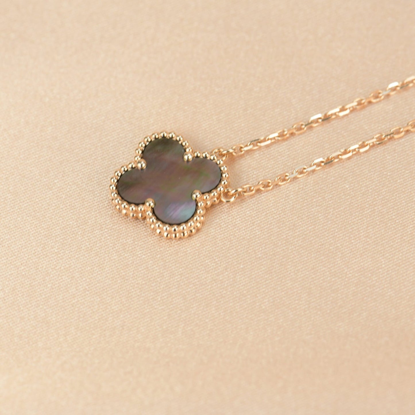 Mysitc CLOVER 15MM  GRAY MOTHER OF PEARL NECKLACE