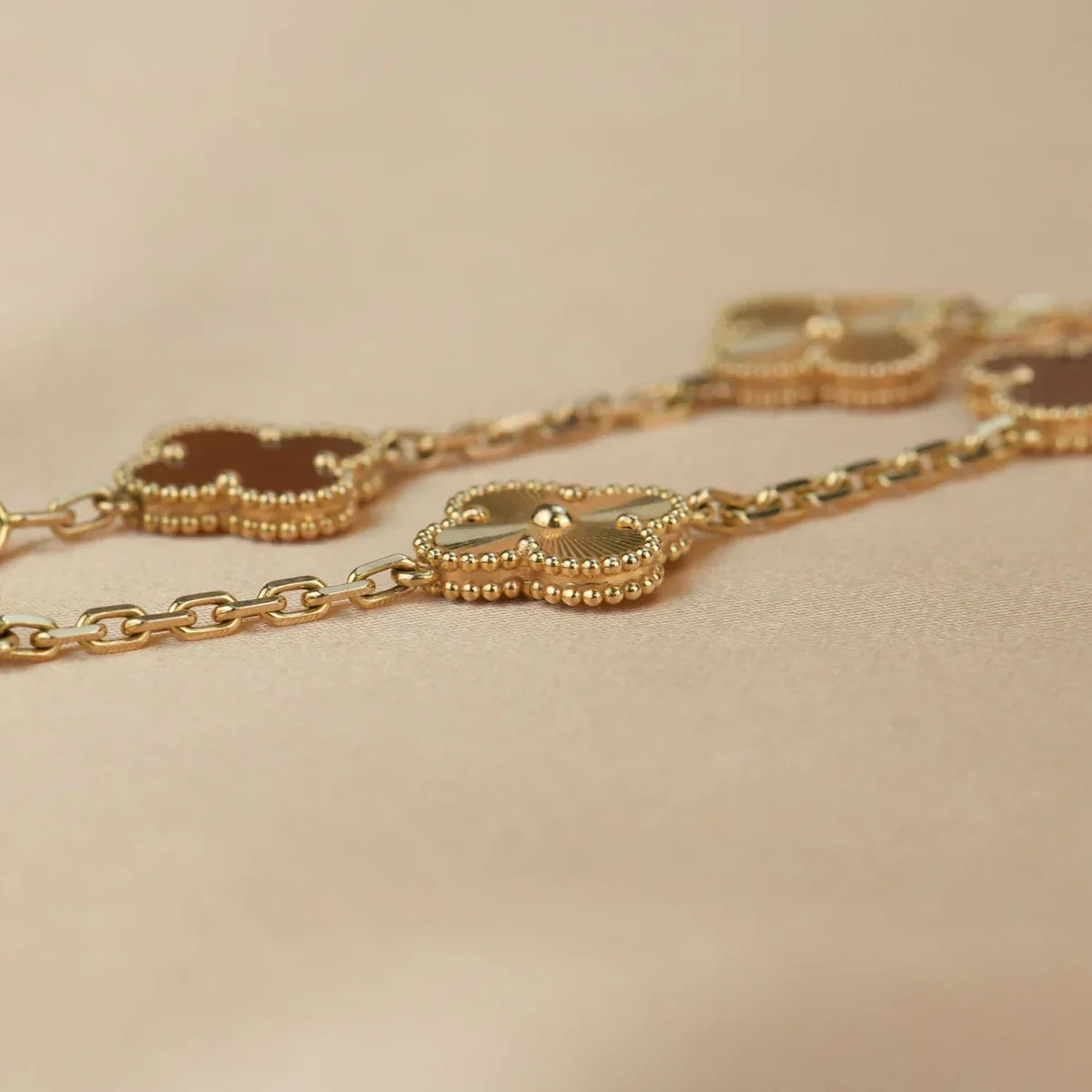 [Mysitc ]New  CLOVER 5 MOTIF RED CORNELIAN BRACELET COLLECTION