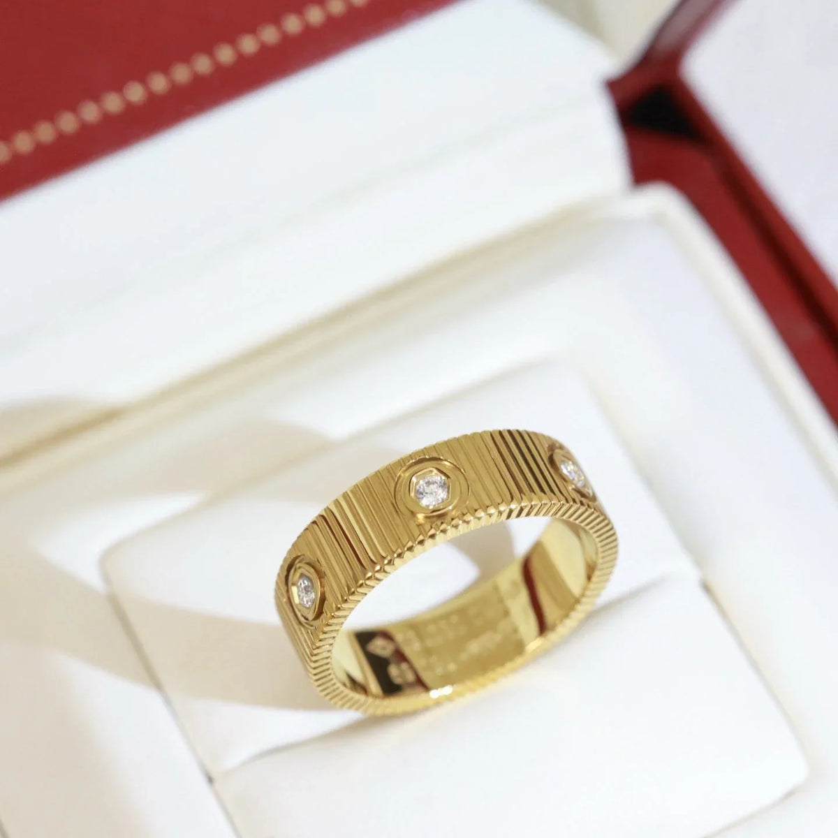 Mystic NEW MODEL LOVE 6.5 MM RING ，6 DIAMONDS