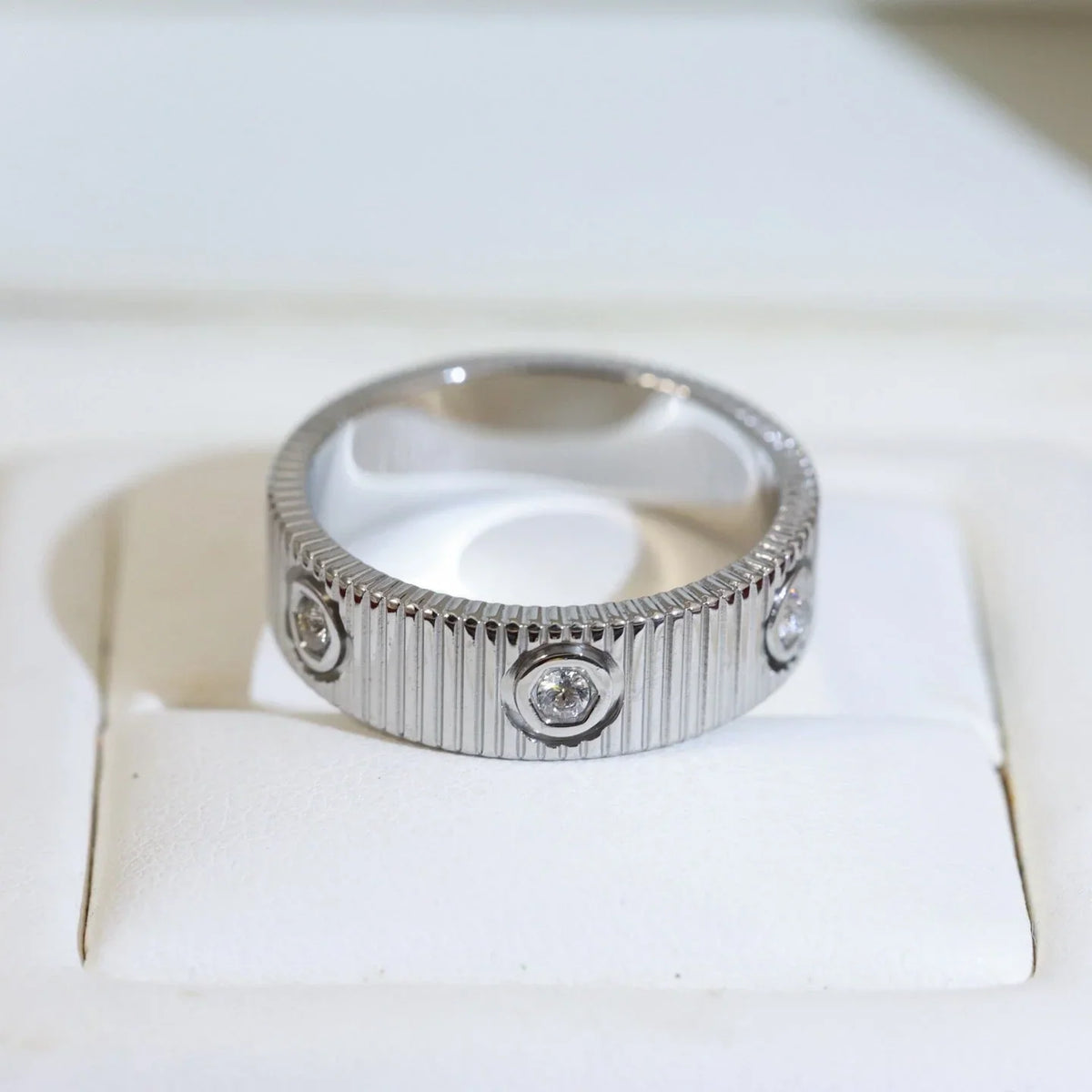 Mystic NEW MODEL LOVE 6.5 MM RING ，6 DIAMONDS