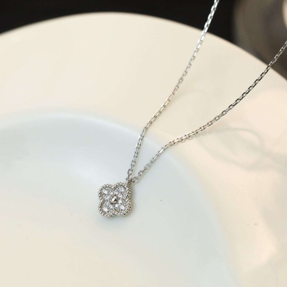Mysitc CLOVER MINI 9.5MM PENDANT DIAMOND NECKLACE