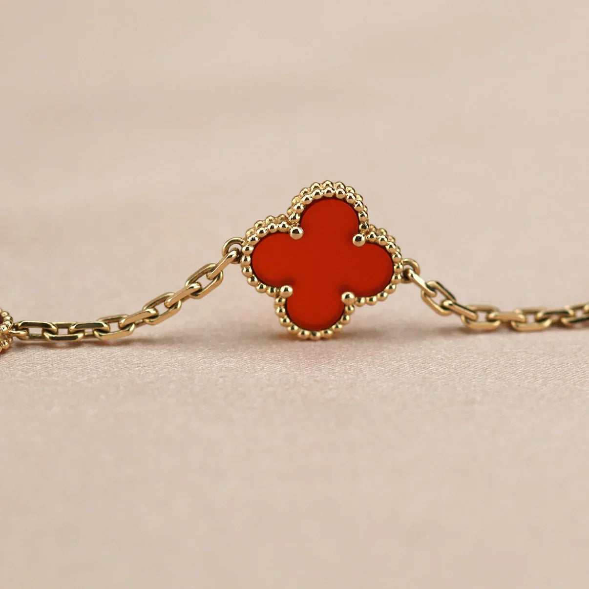 [Mysitc ]New  CLOVER 5 MOTIF RED CORNELIAN BRACELET COLLECTION
