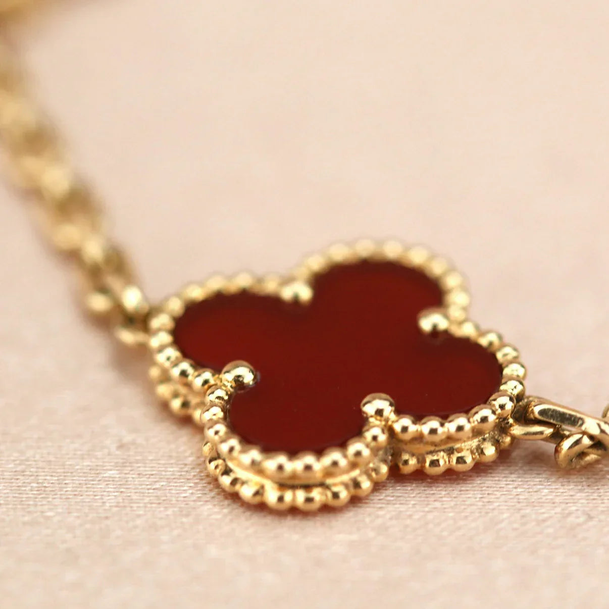 [Mysitc ]New  CLOVER 5 MOTIF RED CORNELIAN BRACELET COLLECTION