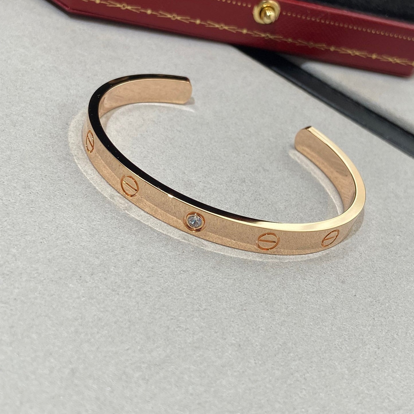ミスティック ラブブレスレット 6.1mm 1ダイヤ オープンカフ