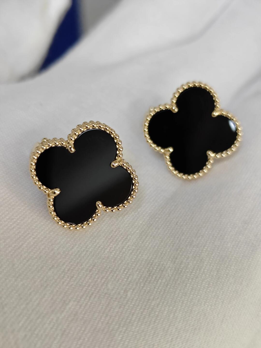 [Mysitc ] CLOVER 20MM BLACK MOP EARRINGS