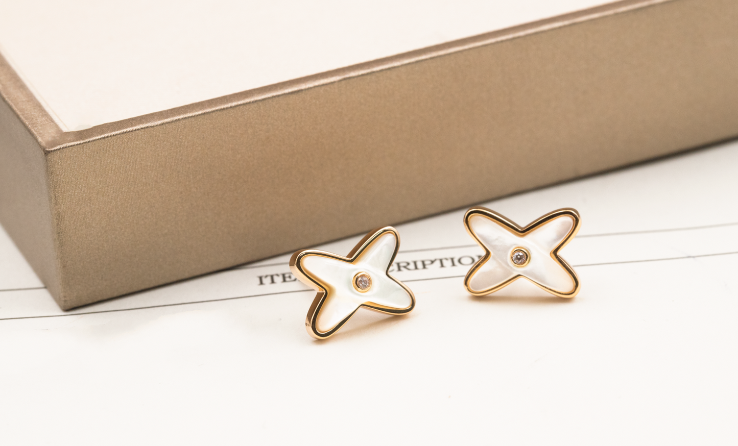 Mysitc JEUX DE WHITE MOP PINK GOLD DIAMOND EARRINGS
