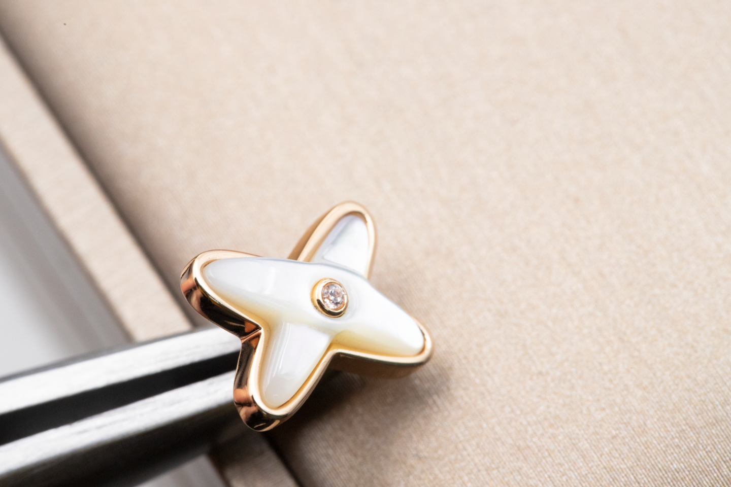 Mysitc JEUX DE WHITE MOP PINK GOLD DIAMOND EARRINGS
