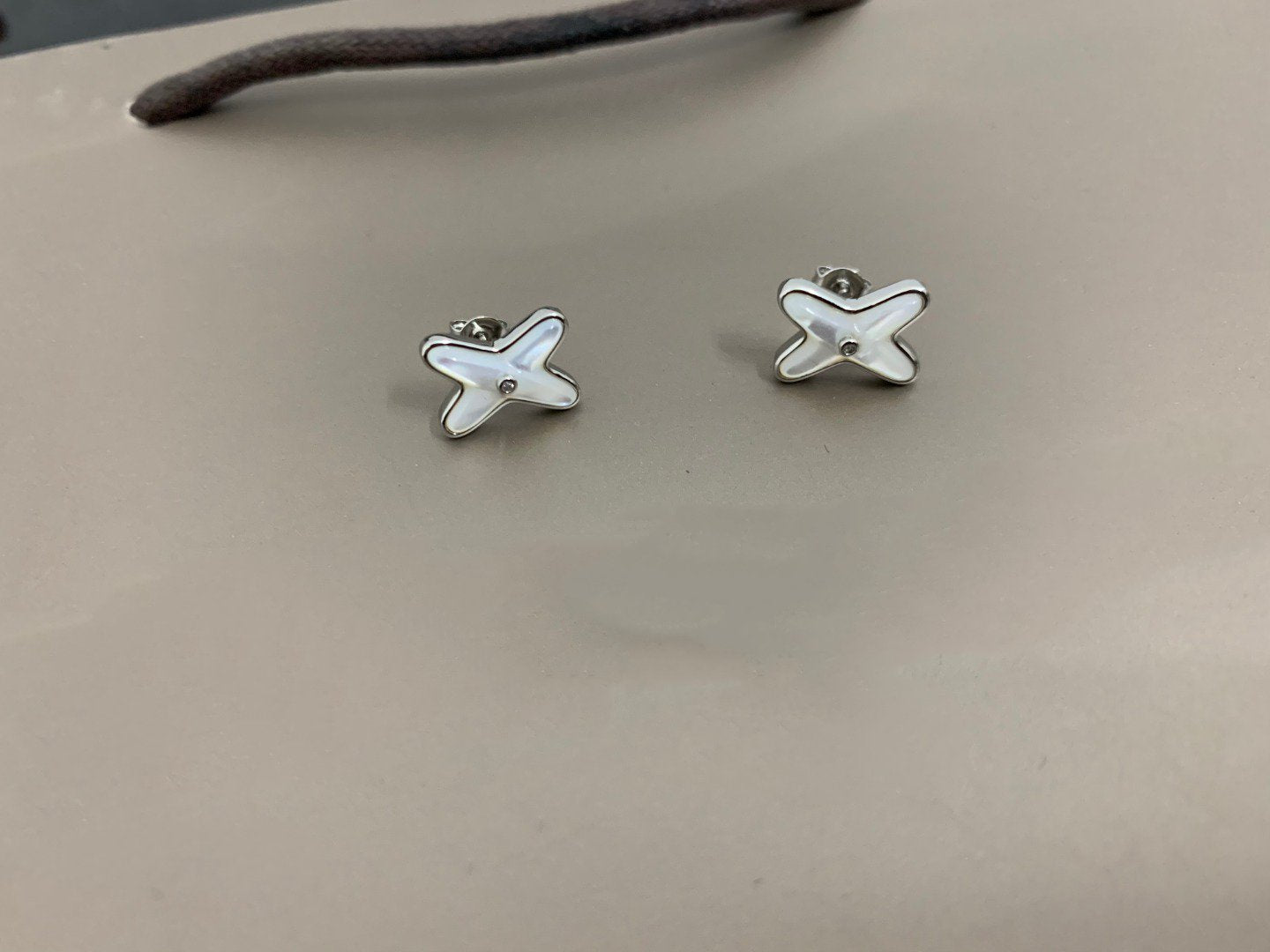Mysitc JEUX DE WHITE MOP SILVER DIAMOND EARRINGS